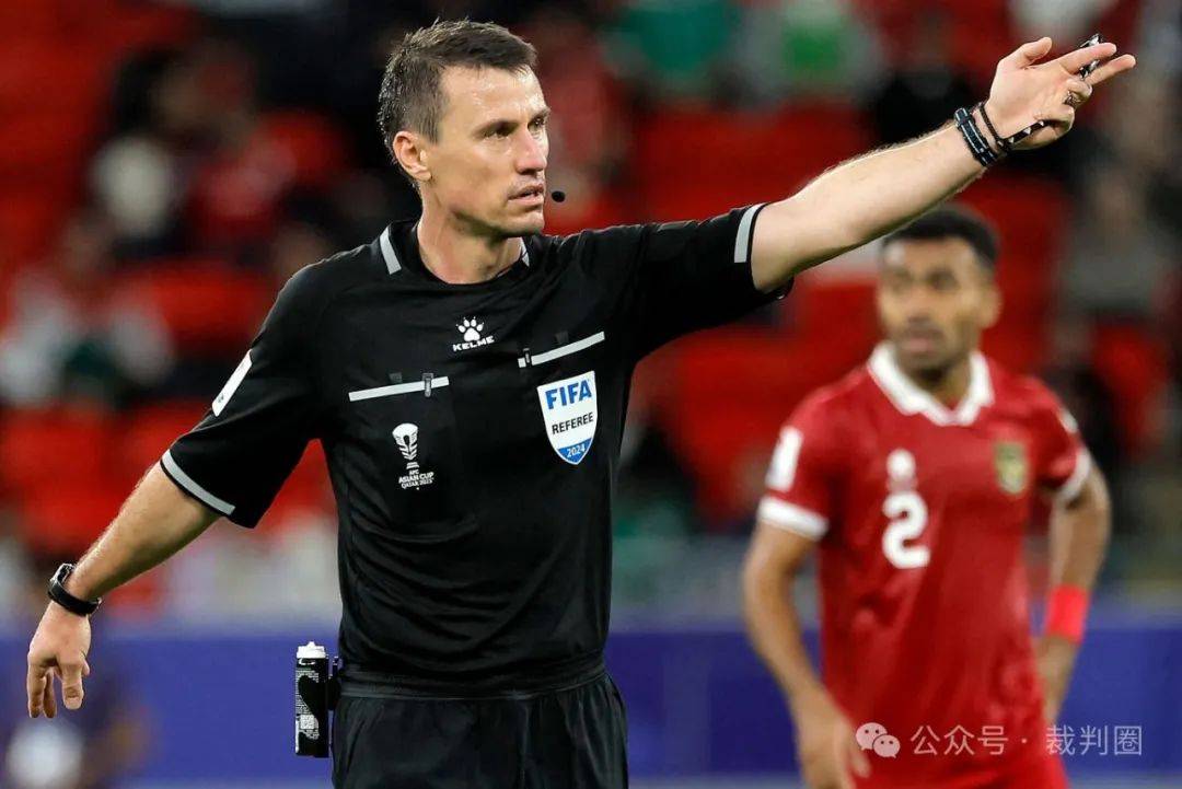 足球联赛裁判员执法公正引发球员赞誉谨慎出手的简单介绍 足球联赛裁判员执法公正引发球员赞誉谨慎出手的简单介绍