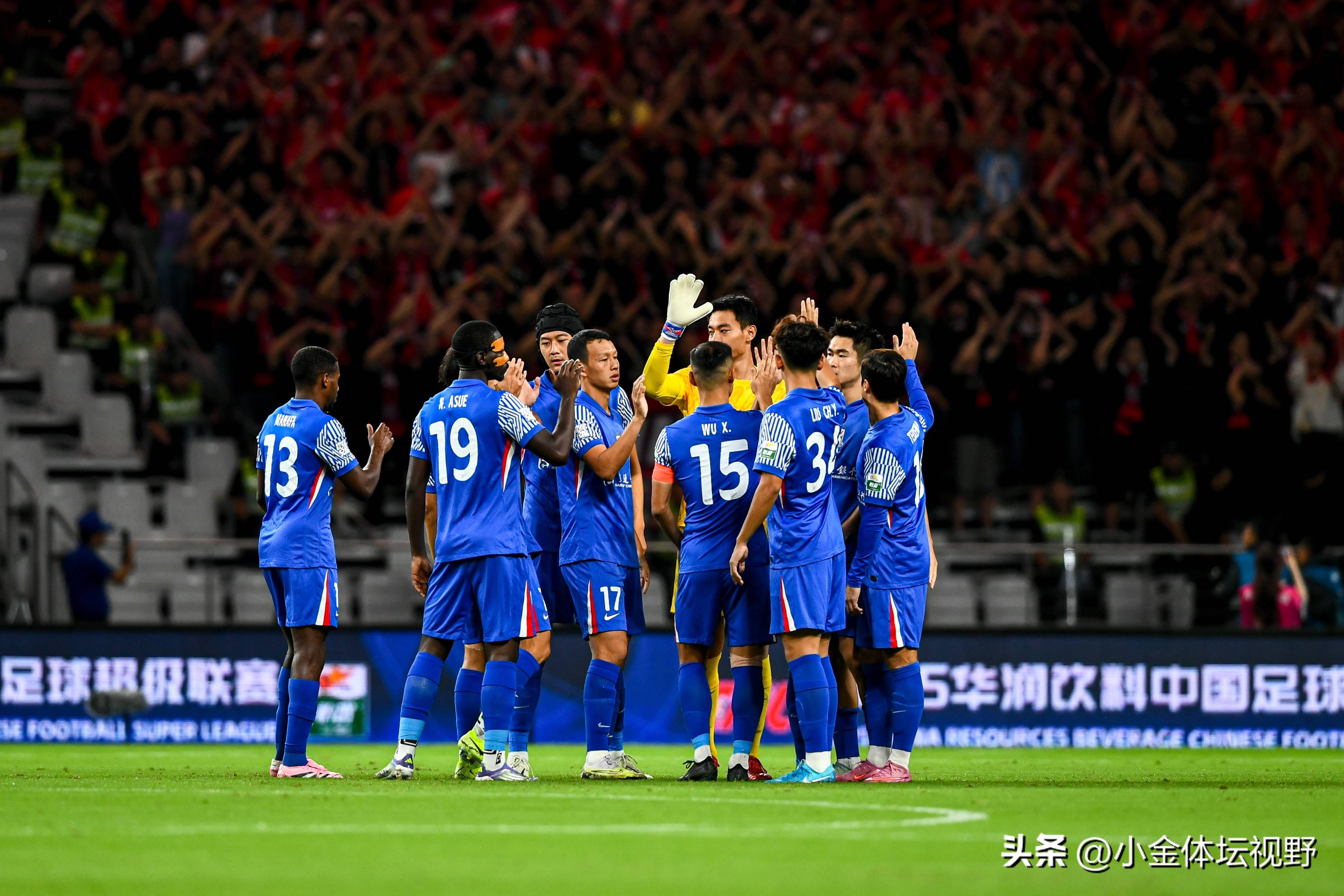 球队在国外联赛中展现团队力量