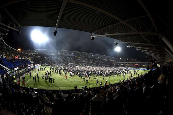 包含乌拉圭队欧预赛成功突围，引发球迷狂欢的词条