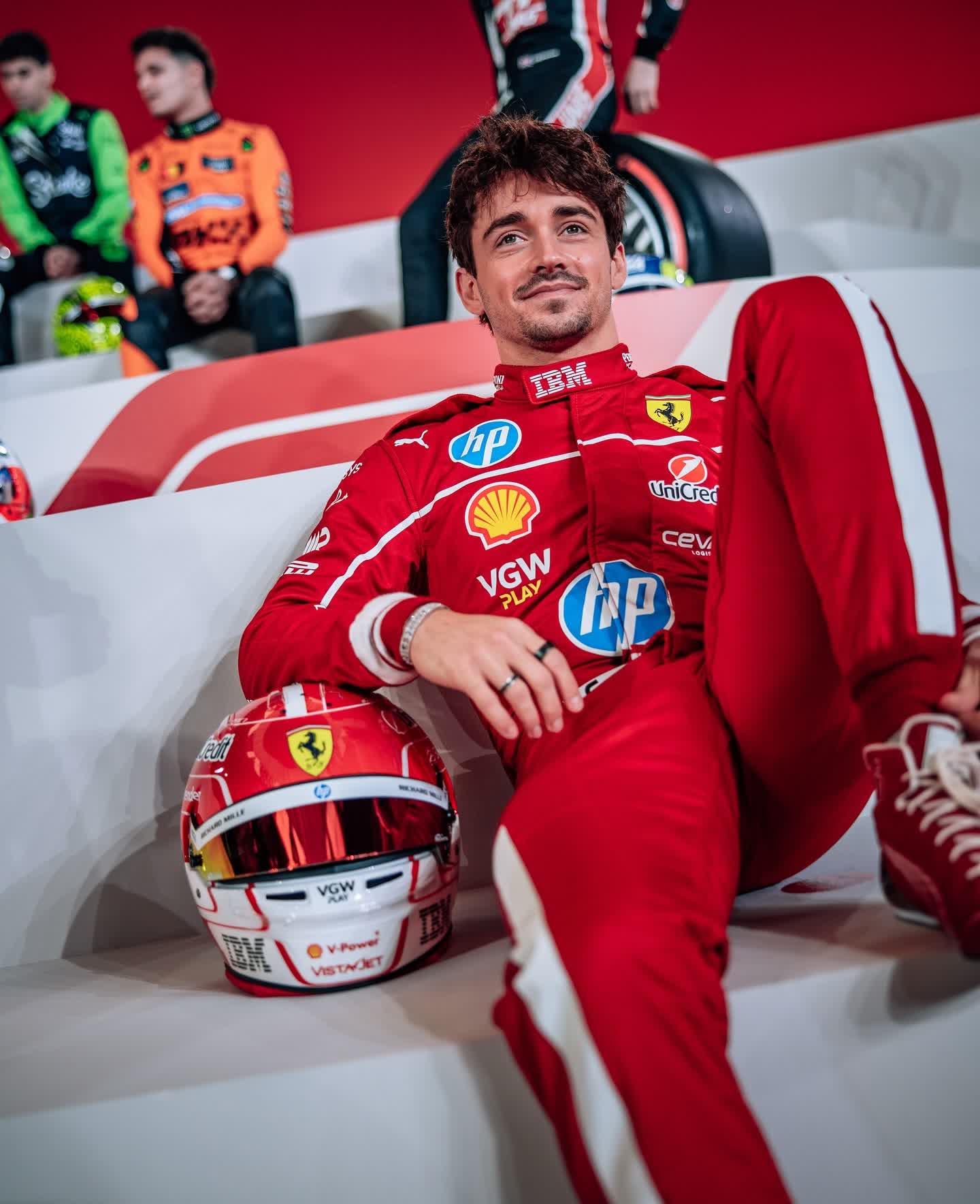 阿斯顿马丁逆转红牛二队，汉密尔顿点燃赛场的简单介绍