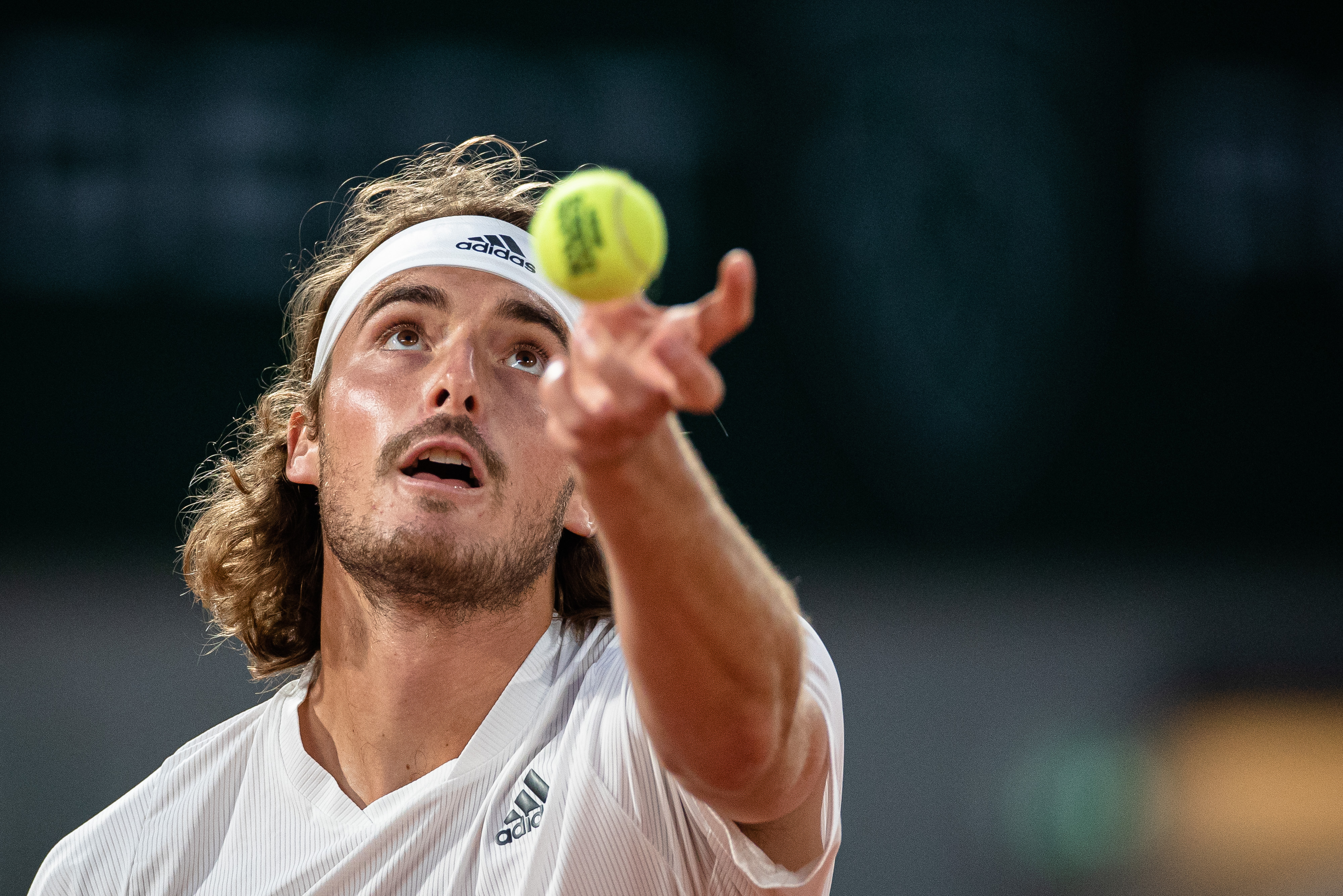 法网险胜联合杯，西西帕斯点燃赛场