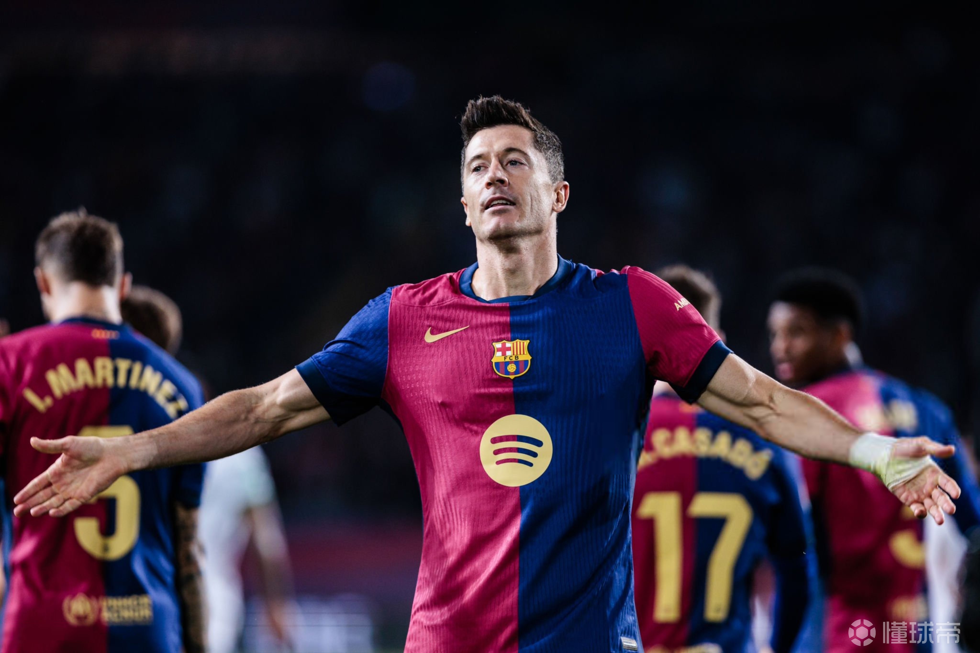 包含勒沃库森力克克罗地亚，莱万统治全场的词条