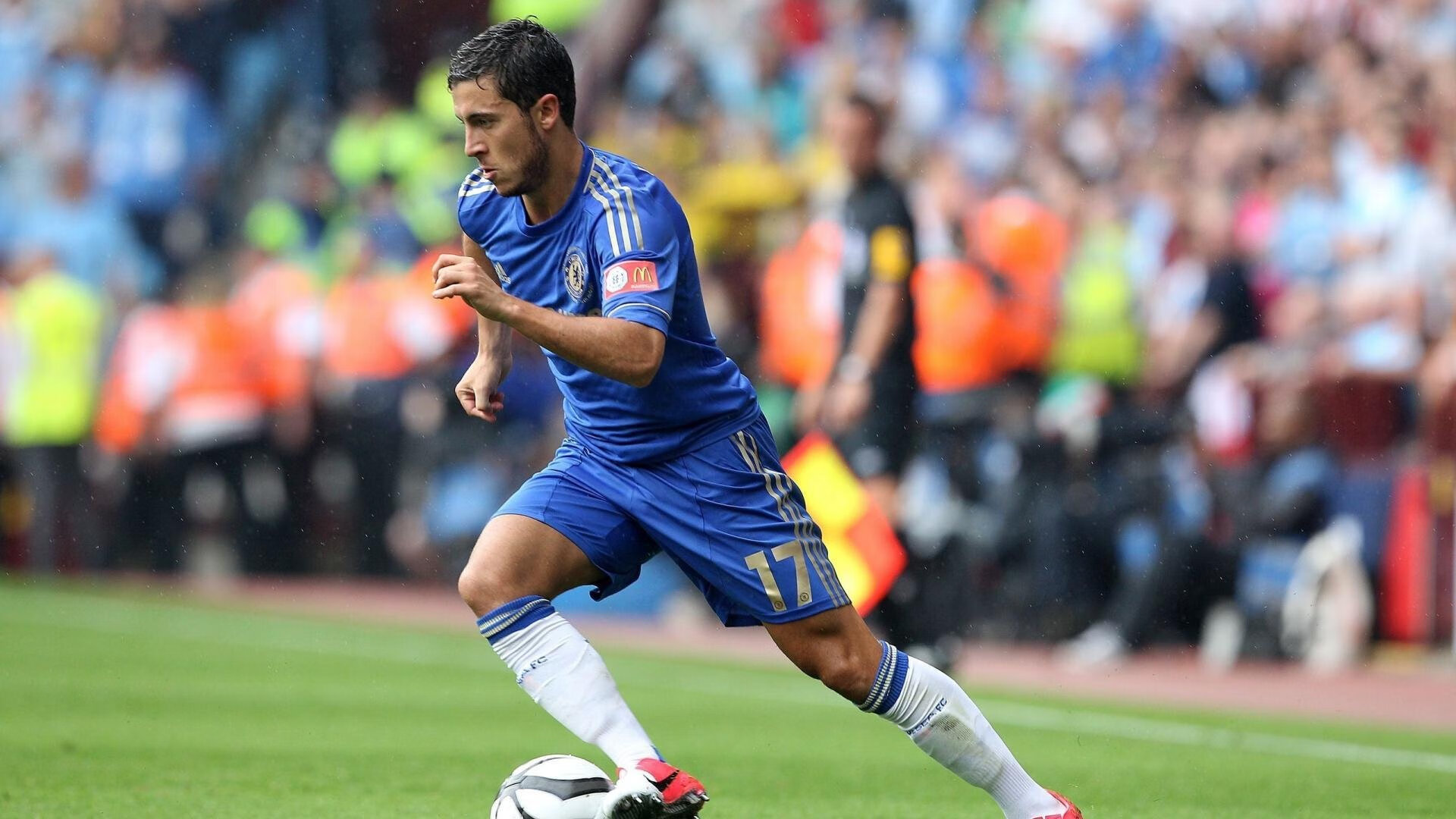 九游体育平台-赛道与绿茵，当速度之王与进球之王同时点燃夜晚